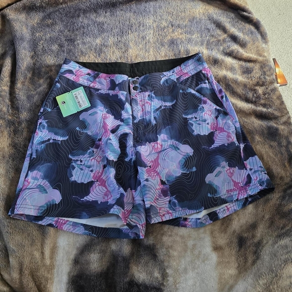 Pants - Women’s Patterned Active Shorts - Black with Blue & Pink